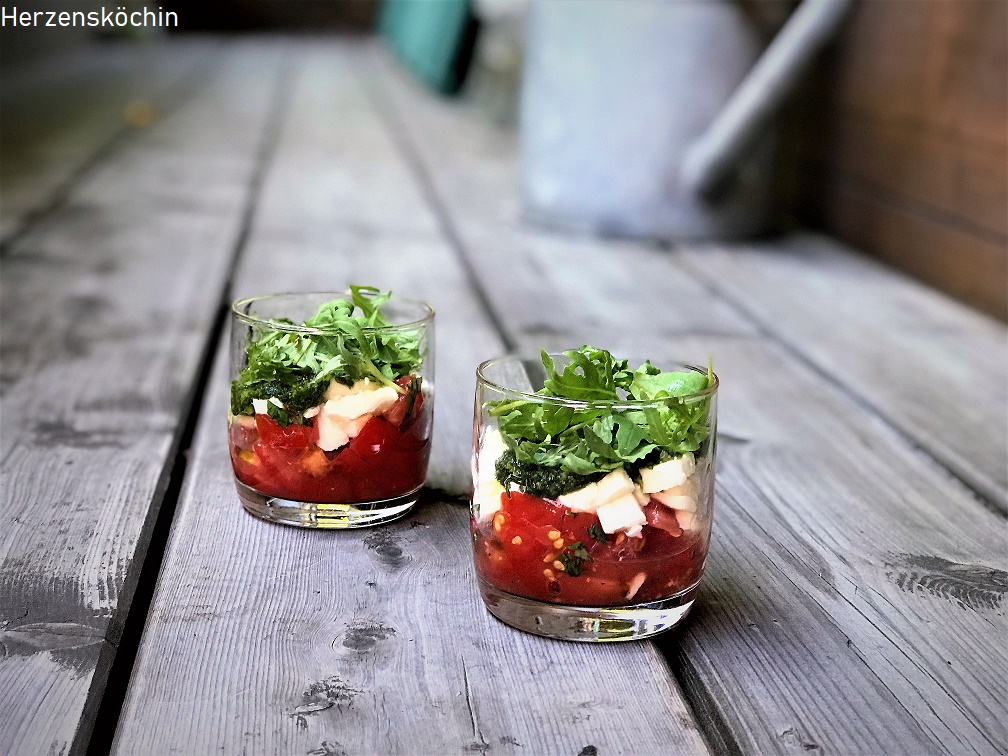 Caprese im Glas - Tomate Mozzarella mit Basilikum